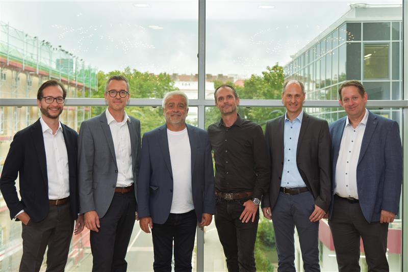  Studienpräsentation Ventilative Cooling (. jpg )  v.l.n.r.: Stefan Leitl (Obmann-Stellvertreter des Fachverbands Stein- und keramische Industrie), Markus Winkler (Experte für Bauklimatik und Ventilative Cooling von der Universität für Weiterbildung Krems), Heinz Hackl (Public Affairs Manager von VELUX Österreich), Gunter Graupner (Geschäftsführer der ZAB Zukunftsagentur Bau), Klaus Prenninger (Senior Researcher Department Design and Green Engineering von der Fachhochschule Salzburg) und Albert Treytl (Experte für Sensorsysteme von der Universität für Weiterbildung Krems) 