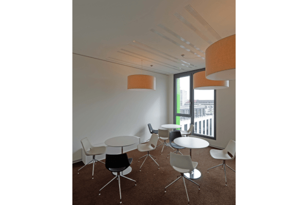 Ceiltec-Decke mit streifenförmigen Absorber zur Reduktion des Schalls Ceiltec-Decke mit streifenförmigen Absorber zur Reduktion des Schalls