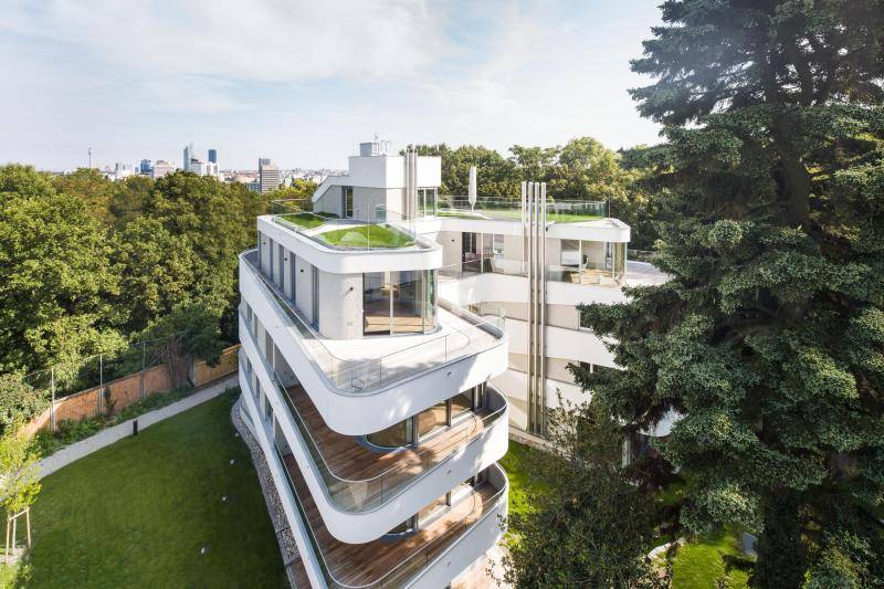 Aus dieser Aufnahme sieht man die Dachbegrünung eines der Gebäude. Diese Aufnahme ist in Richtung der Hausecke gemacht und wieder stehen die Balkone deutlich nach vorn heraus. Aus dieser Aufnahme sieht man die Dachbegrünung eines der Gebäude. Diese Aufnahme ist in Richtung der Hausecke gemacht und wieder stehen die Balkone deutlich nach vorn heraus.