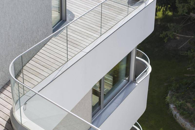 Diese Aufnahme vom Flachdach des Gebäudes blickt nach unteh´n auf die oberste Balkonebene. Man sieht den Holzbelag und das Geländer mit seinen markanten Rundungen im Inneneck. Diese Aufnahme vom Flachdach des Gebäudes blickt nach unteh´n auf die oberste Balkonebene. Man sieht den Holzbelag und das Geländer mit seinen markanten Rundungen im Inneneck.