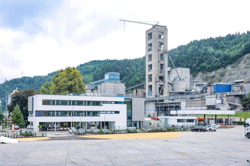 Das neue Bürogebäude vor dem großen Zementwerk.