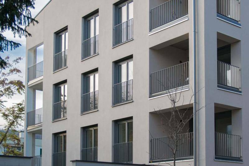 Die Stirnseite des Gebäudes. Kein Dachüberstand, große, raumhohe Fenster und Eckbalkone. Die Stirnseite des Gebäudes. Kein Dachüberstand, große, raumhohe Fenster und Eckbalkone.