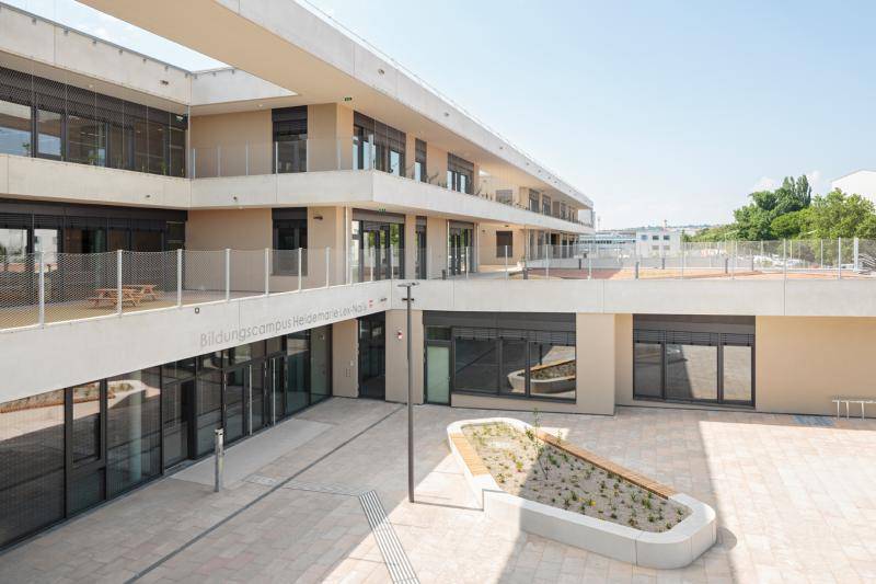 Ansicht des Gebäudes von Außen. Blick auf einen der Innenhöfe. Die Fassade in beige und der Außenbereich aus hellen Natursteinen. Ansicht des Gebäudes von Außen. Blick auf einen der Innenhöfe. Die Fassade in beige und der Außenbereich aus hellen Natursteinen.
