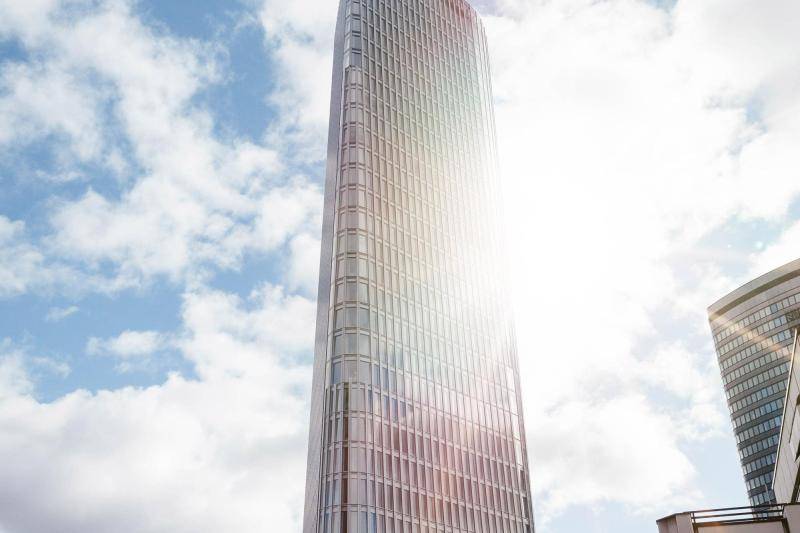 Der Tum in voller Größe zu sehen, die Sonne scheint knapp an der Gebäudeecke vorbei und blendet in die Kamera. Der Tum in voller Größe zu sehen, die Sonne scheint knapp an der Gebäudeecke vorbei und blendet in die Kamera.