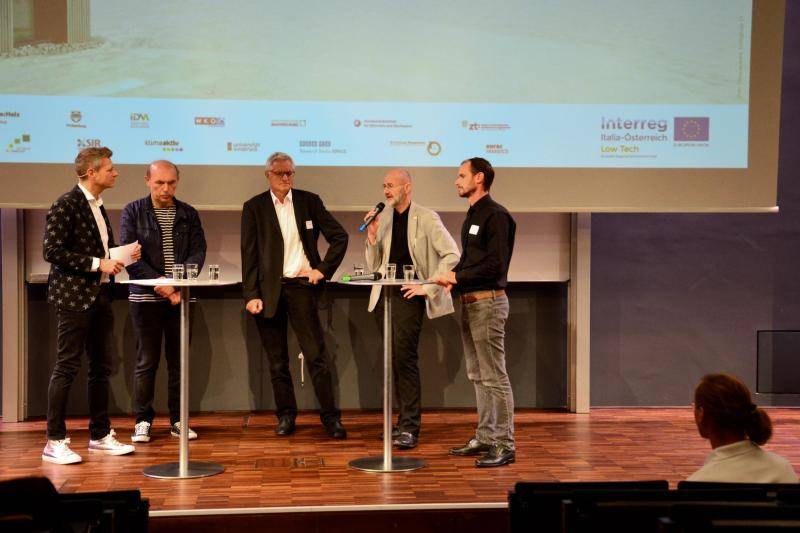 v.re: Gunther Graupner (Kompetenzzentrum Bauforschung), Heinz Plöderl (ZT-Kammer OÖ u.Sbg), Franz Mair (Land Salzburg), Peter Haimerl (Architekt) und Thomas Mussger (Moderation). v.re: Gunther Graupner (Kompetenzzentrum Bauforschung), Heinz Plöderl (ZT-Kammer OÖ u.Sbg), Franz Mair (Land Salzburg), Peter Haimerl (Architekt) und Thomas Mussger (Moderation).