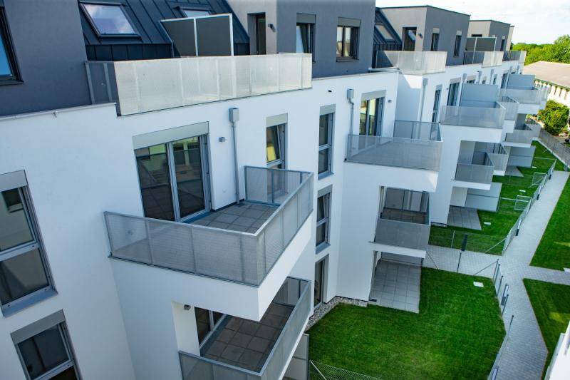 Ansicht von oben. Die Balkone stehen leicht schräg aus der Fassade. Sie sind mit quadratischen Fliesen belegt und Metall-Geländern.