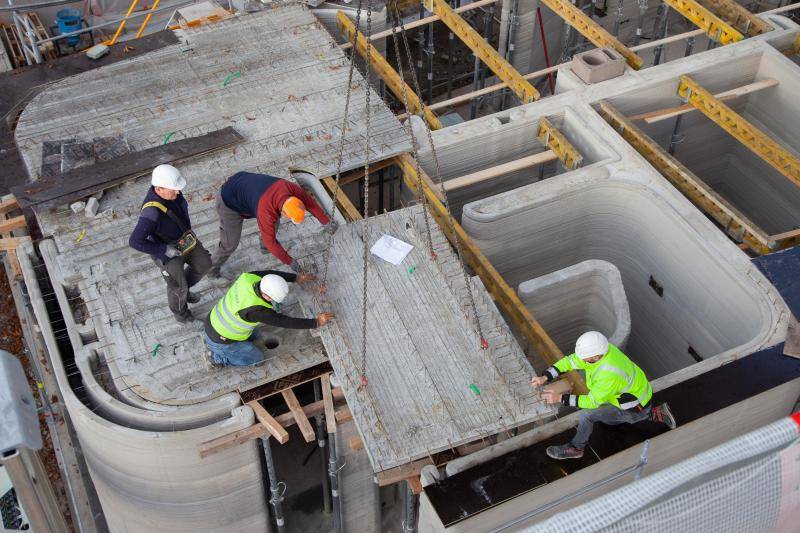 Auf der Baustelle mussten die einzelnen Fertigteildeckenelemente nur noch miteinander verbunden werden - die Heizelemente sind bereits intergriert. Auf der Baustelle mussten die einzelnen Fertigteildeckenelemente nur noch miteinander verbunden werden - die Heizelemente sind bereits intergriert.
