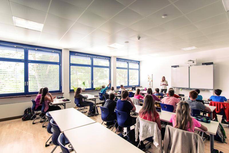 Schulklasse mit Tageslichtlamelle Schulklasse mit Tageslichtlamelle