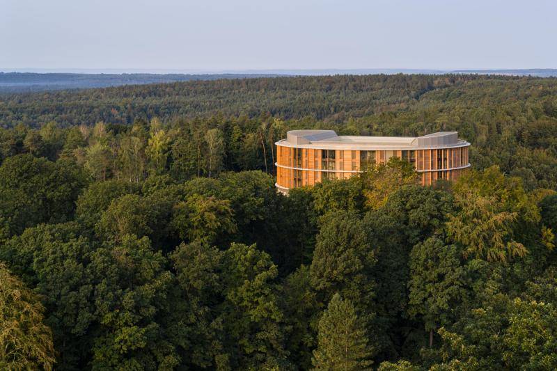 Das Gebäude ist aus der Luft im Wald zu sehen. Das Gebäude ist aus der Luft im Wald zu sehen.