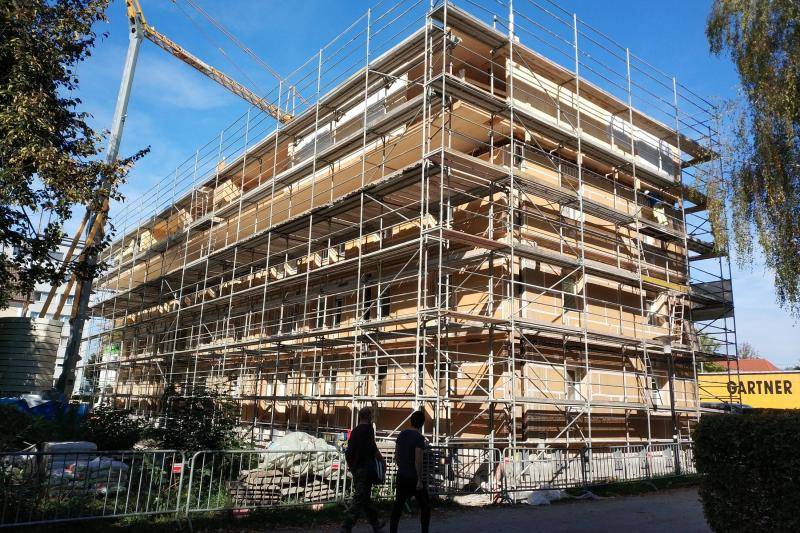 Das Gebäude mit Gerüst eingebaut während dem Bauzustand. Das Gebäude mit Gerüst eingebaut während dem Bauzustand.