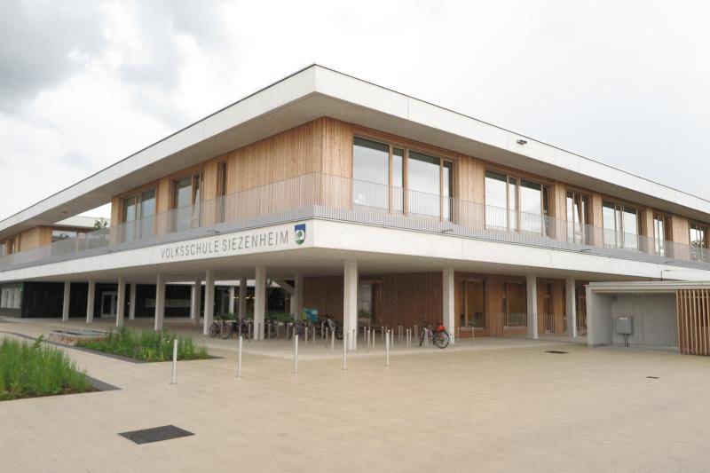 Das Schulgebäude von Aussen, Holz /Betonkonstruktion klar erkennbarauch an der Fassade, Foto (c)ZAB Das Schulgebäude von Aussen, Holz /Betonkonstruktion klar erkennbarauch an der Fassade, Foto (c)ZAB