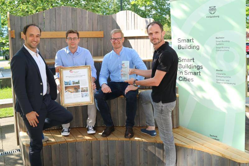 von li: Prof. Dr. Thomas Reiter, Michael Bayer und DI Markus Leeb von der FH Salzburg – Smart Building freuen sich mit Bmst. Gunther Graupner vom Kompetenzzentrum Bauforschung (v. l.) über die Auszeichnung. von li: Prof. Dr. Thomas Reiter, Michael Bayer und DI Markus Leeb von der FH Salzburg – Smart Building freuen sich mit Bmst. Gunther Graupner vom Kompetenzzentrum Bauforschung (v. l.) über die Auszeichnung.