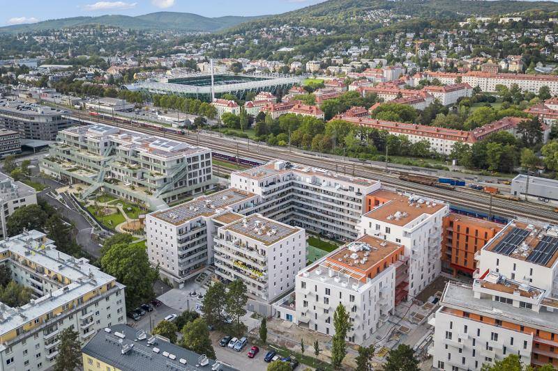 Luftaufnahme auf die Gebäude in der Käthe-Dorsch-Gasse. Dahinter die Bahngleise und das Fußballstadion zu sehen. Luftaufnahme auf die Gebäude in der Käthe-Dorsch-Gasse. Dahinter die Bahngleise und das Fußballstadion zu sehen.