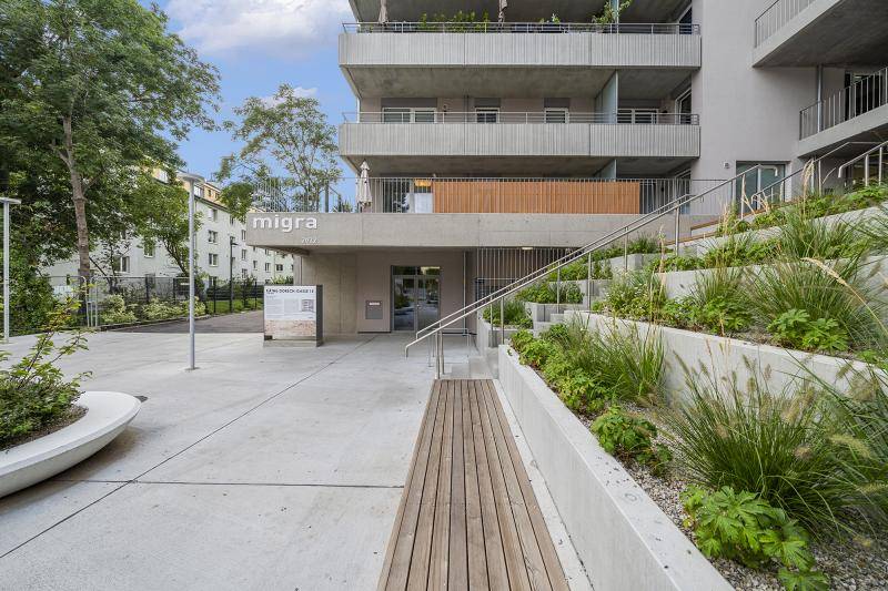 Aussentreppen vor dem Gebäude. Hier befinden sich Sitzmöglichkeiten sowie in Stufen angeordnete Beete. Der Platz vor dem Gebäude ist Betoniert. Aussentreppen vor dem Gebäude. Hier befinden sich Sitzmöglichkeiten sowie in Stufen angeordnete Beete. Der Platz vor dem Gebäude ist Betoniert.