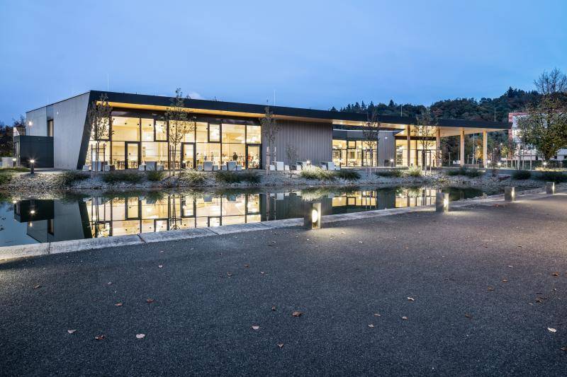 Abendliche Aufnahme der Mensa. Die Innenräume sind hell erleuchtet und im Wasser siegeln sich die Lichter. Abendliche Aufnahme der Mensa. Die Innenräume sind hell erleuchtet und im Wasser siegeln sich die Lichter.