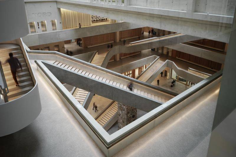 Das Foyer/ der Treppenraum von oben. Die Treppenläufe verlaufen kreuz und quer durch den Raum und auf allen Geschossen ist eine Galerie angeordnet.