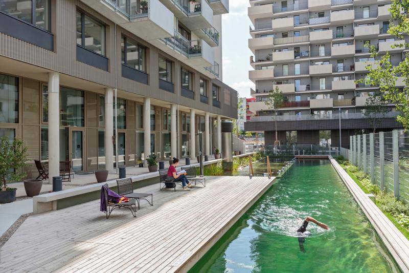 Schwimmteich hinter dem Gebäude mit Holzterrasse und Aufenthaltsmöglichkeiten direkt am Haus. Schwimmteich hinter dem Gebäude mit Holzterrasse und Aufenthaltsmöglichkeiten direkt am Haus.