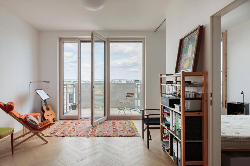 Blick durch ein Zimmer mit Türe zum Balkon. Raumhöhe von 2,80m lässt die Räume groß und geräumig wirken. Blick durch ein Zimmer mit Türe zum Balkon. Raumhöhe von 2,80m lässt die Räume groß und geräumig wirken.