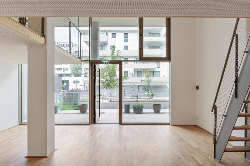 Eines der Ateliers im Edrgeschoss. Mit Treppe zu kleiner Galerie und Fensterfront zum Vorplatz. Eines der Ateliers im Edrgeschoss. Mit Treppe zu kleiner Galerie und Fensterfront zum Vorplatz.