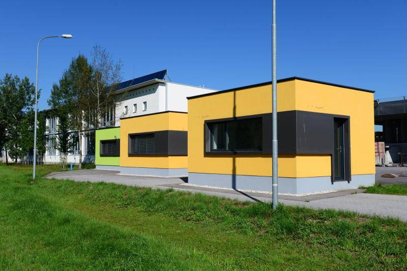 Testhäuser  Zwei identische Simulationsräume, ein Ziel: Optimale Nachtlüftung. Monitoring und Simulation liefern klare Erkenntnisse für energieeffizientes Bauen.