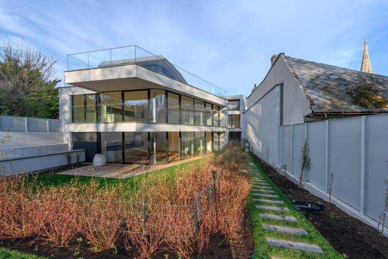 Garten mit Sträuchern und Rasen hinter dem Wohngebäude