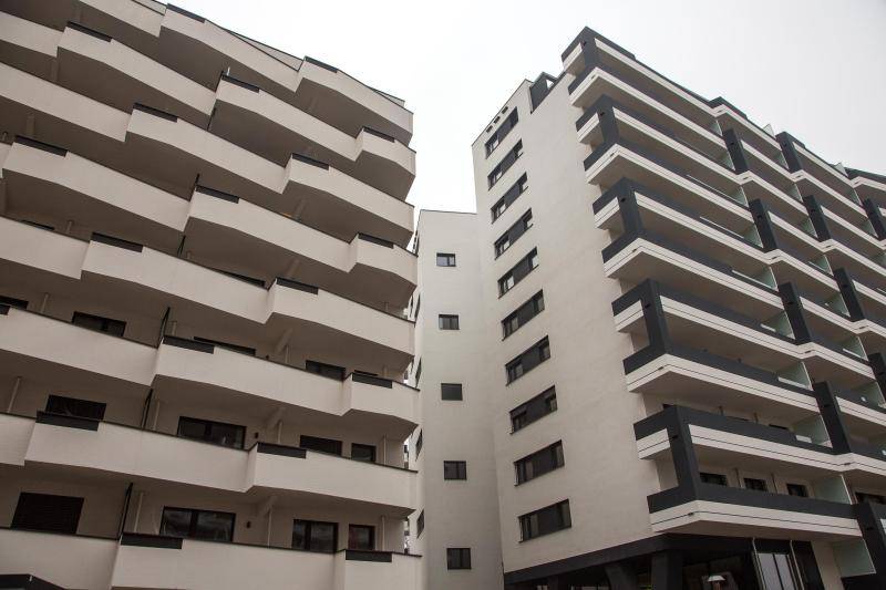 Zu sehen sind zwei der Wohnkomplexe, Fassadenfarben in dunklem beige mit massiven Balkongeländern auf Allen Stockwerken. An der Seitlichen Fasade sind Fenster zu sehen. Zu sehen sind zwei der Wohnkomplexe, Fassadenfarben in dunklem beige mit massiven Balkongeländern auf Allen Stockwerken. An der Seitlichen Fasade sind Fenster zu sehen.
