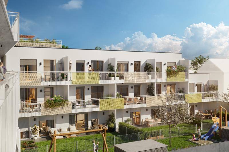 Das dreigeschossige Wohnhaus mit weißer Fassade und Flachdach. Auf der gesamten Länge des Gebäudes sind Balkone, bzw. Terrassen mit kleinem Garten im Erdgeschoss. Die Balkongeländer sind mit gelben, sowie beigen Lochblechen gestaltet. Das dreigeschossige Wohnhaus mit weißer Fassade und Flachdach. Auf der gesamten Länge des Gebäudes sind Balkone, bzw. Terrassen mit kleinem Garten im Erdgeschoss. Die Balkongeländer sind mit gelben, sowie beigen Lochblechen gestaltet.